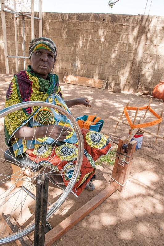 spinning-yarn-in-burkina-faso-anne-mimault-itc-ethical-fashion-initiative-e1429704674700