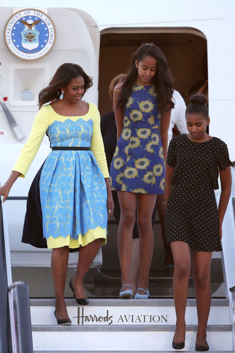 Malia Obama wears a printed Alice & Olivia dress while arriving in London with First Lady Michelle Obama and Sasha for their European tour, June 2015