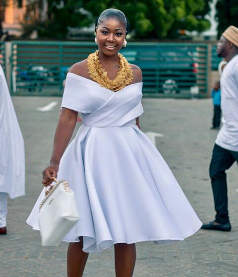 Looking To Be That Classy Wedding Guest Then These All White Looks Are Your Perfect Inspirations Fashionghana Com 100 African Fashion